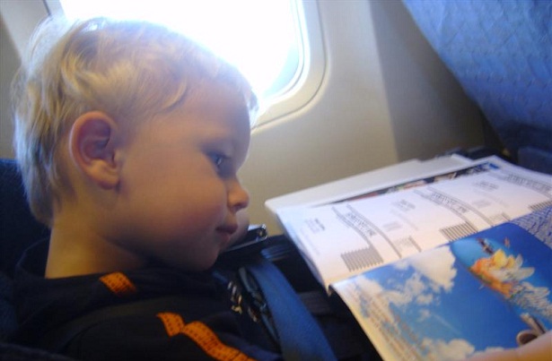 Tips-for-traveling-by-plane-with-children