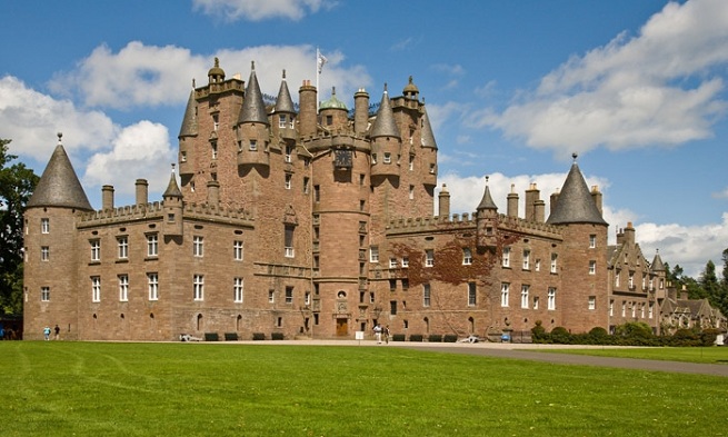 The-Castle-of-Glamis-in-Scotland