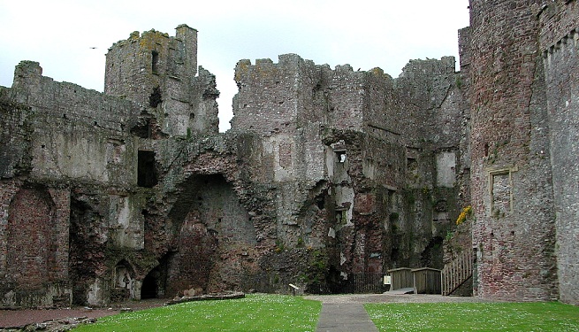The-Castle-of-Laugharne-in-Wales-2
