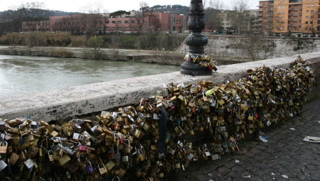 The-Bridge-Milvio-in-Rome-the-first-with-padlocks-of-love-2