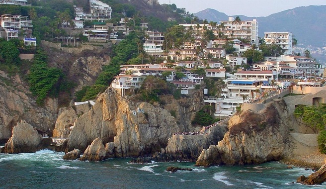 The-Quebrada-a-vertigo-jump-in-Acapulco