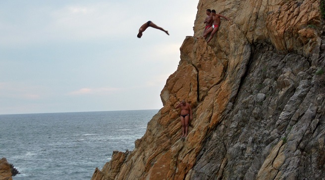 The-Quebrada-a-vertigo-jump-in-Acapulco1