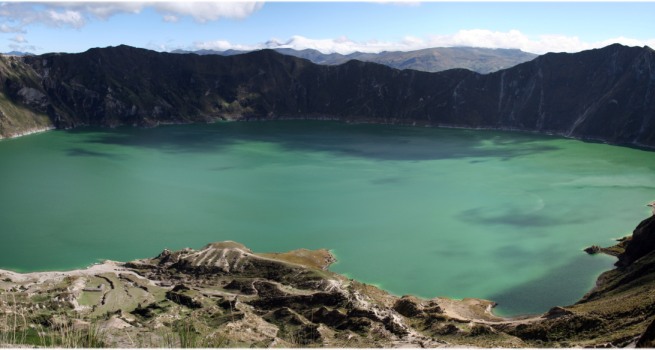 The-spectacular-lagoon-of-Quilotoa-in-Ecuador-1