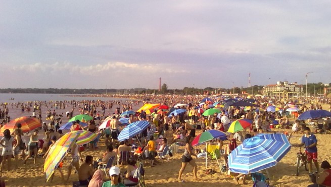The-modern-beach-of-the-Encarnacion-in-Paraguay-1