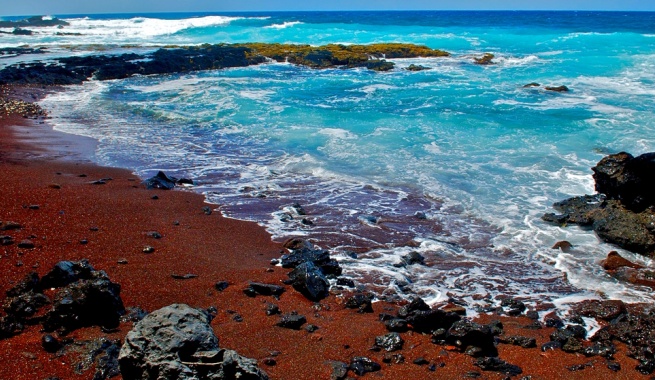 The-Red-Sands-Beach-in-Hawaii