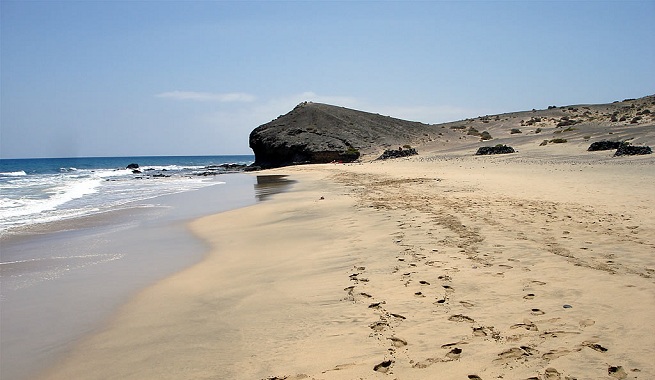 The-best-beaches-and-coves-of-Lanzarote-1