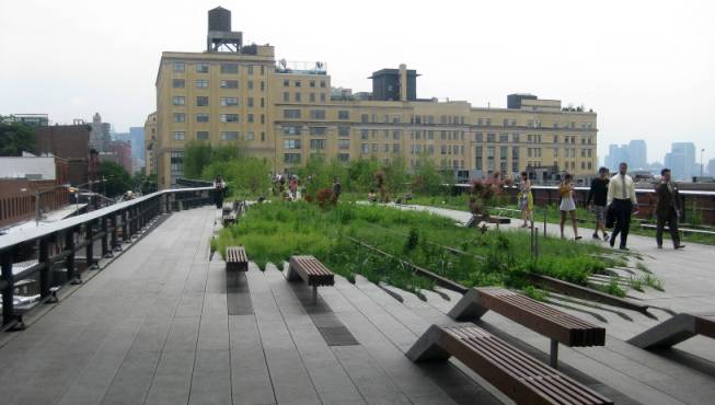 A-walk-on-the-High-Line-in-New-York-1
