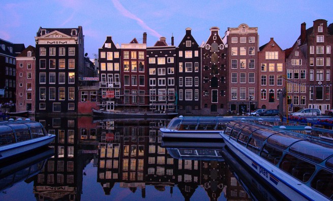 A-walk-along-the-canals-of-Amsterdam