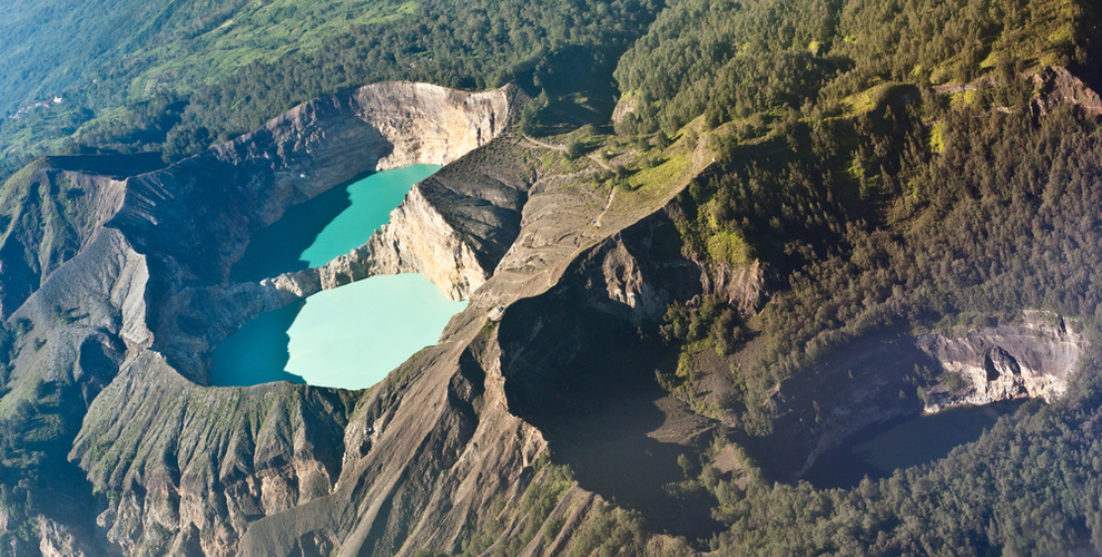 kelimutu crater indonesia