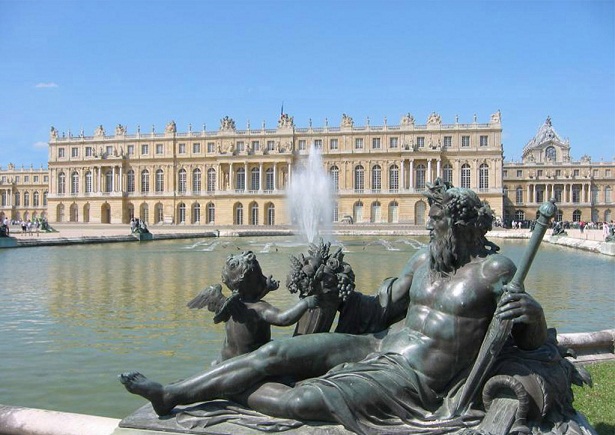 sleep-in-the-palace-of-versailles