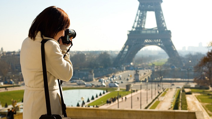 woman-photographing-the-Eiffel-Tower